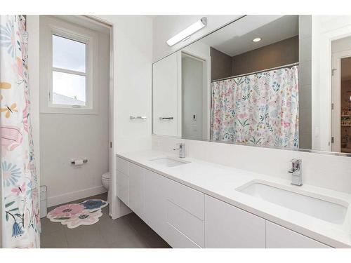 1404 22A Street Nw, Calgary, AB - Indoor Photo Showing Bathroom