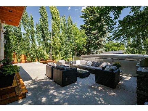 1404 22A Street Nw, Calgary, AB - Outdoor