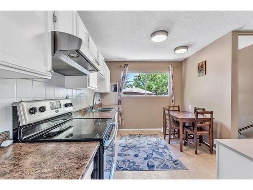 908 Olympia Crescent Se, Calgary, AB - Indoor Photo Showing Kitchen