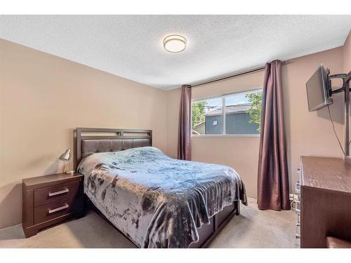 908 Olympia Crescent Se, Calgary, AB - Indoor Photo Showing Bedroom