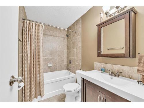 908 Olympia Crescent Se, Calgary, AB - Indoor Photo Showing Bathroom