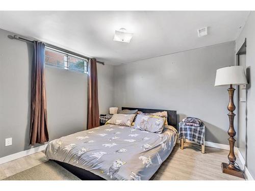 908 Olympia Crescent Se, Calgary, AB - Indoor Photo Showing Bedroom