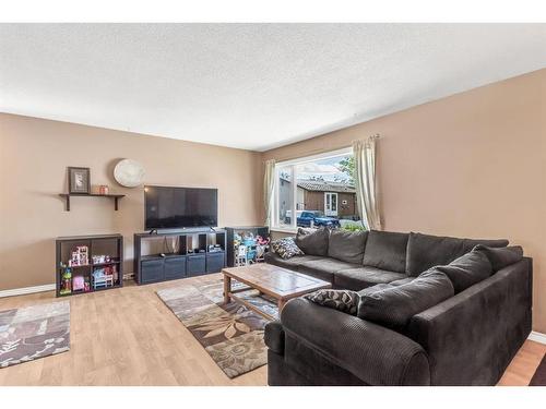 908 Olympia Crescent Se, Calgary, AB - Indoor Photo Showing Living Room