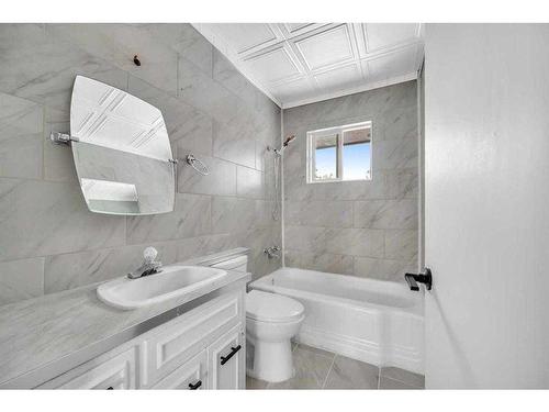 2236 43 Street Se, Calgary, AB - Indoor Photo Showing Bathroom