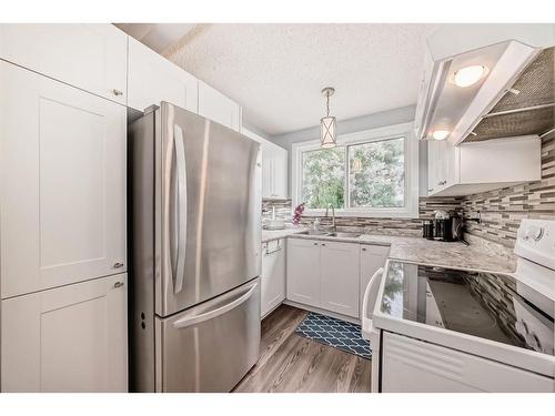 51-740 Bracewood Drive Sw, Calgary, AB - Indoor Photo Showing Kitchen