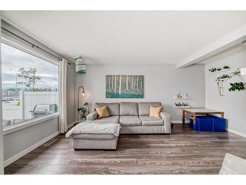 51-740 Bracewood Drive Sw, Calgary, AB - Indoor Photo Showing Living Room