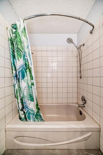 51-740 Bracewood Drive Sw, Calgary, AB - Indoor Photo Showing Bathroom