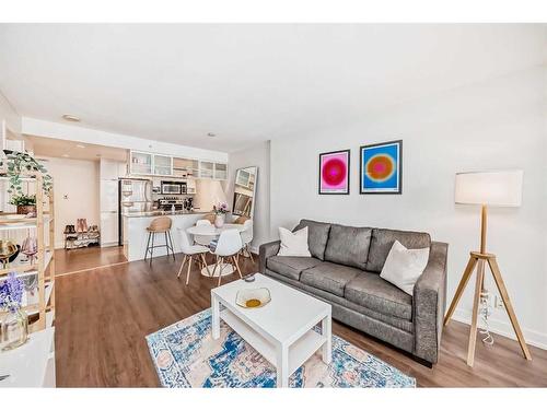 1601-1110 11 Street Sw, Calgary, AB - Indoor Photo Showing Living Room