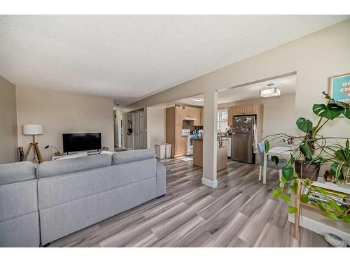 6226 Beaver Dam Way Ne, Calgary, AB - Indoor Photo Showing Living Room