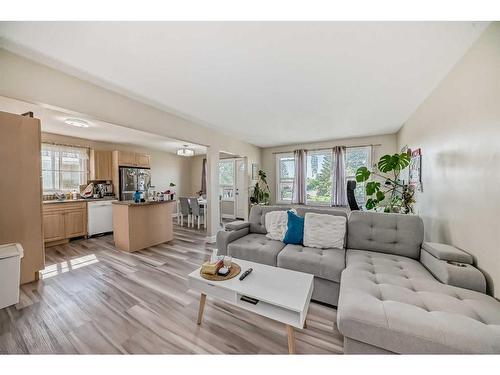 6226 Beaver Dam Way Ne, Calgary, AB - Indoor Photo Showing Living Room