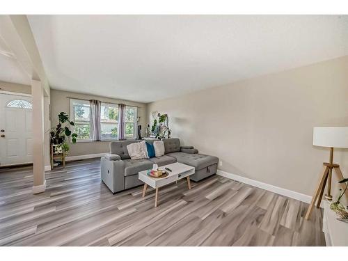 6226 Beaver Dam Way Ne, Calgary, AB - Indoor Photo Showing Living Room