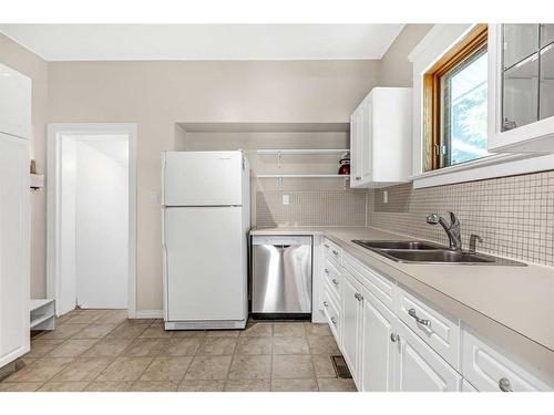 316 10 Avenue Ne, Calgary, AB - Indoor Photo Showing Kitchen With Double Sink