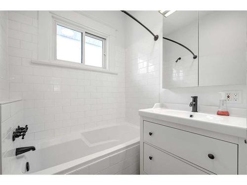 316 10 Avenue Ne, Calgary, AB - Indoor Photo Showing Bathroom