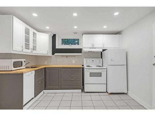 316 10 Avenue Ne, Calgary, AB - Indoor Photo Showing Kitchen