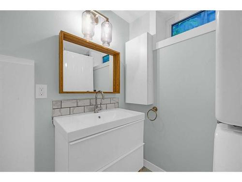 316 10 Avenue Ne, Calgary, AB - Indoor Photo Showing Bathroom