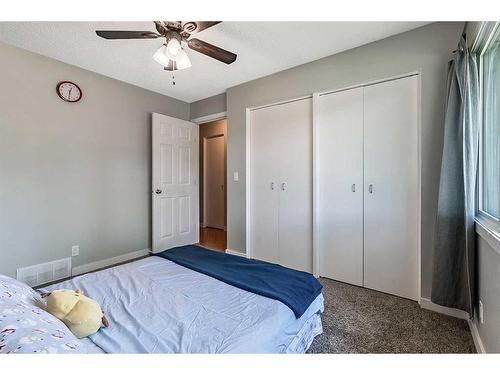 955 Midridge Drive Sw, Calgary, AB - Indoor Photo Showing Bedroom