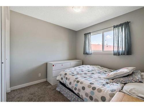 955 Midridge Drive Sw, Calgary, AB - Indoor Photo Showing Bedroom