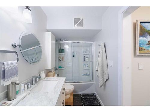 201-1810 16 Street Sw, Calgary, AB - Indoor Photo Showing Bathroom
