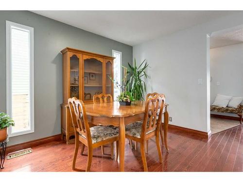 5111 32 Avenue Sw, Calgary, AB - Indoor Photo Showing Dining Room
