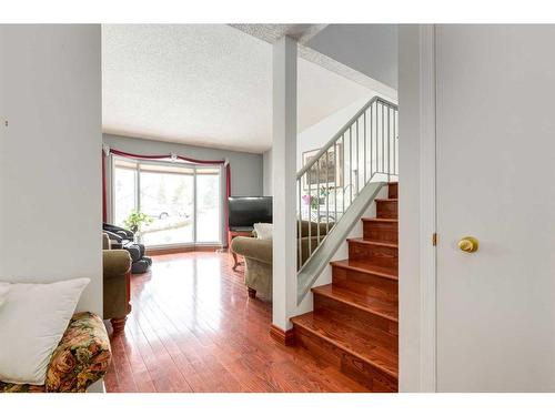 5111 32 Avenue Sw, Calgary, AB - Indoor Photo Showing Other Room