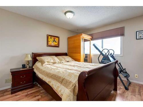 5111 32 Avenue Sw, Calgary, AB - Indoor Photo Showing Bedroom