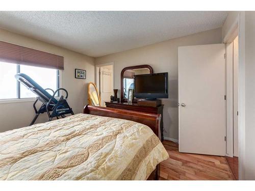 5111 32 Avenue Sw, Calgary, AB - Indoor Photo Showing Bedroom