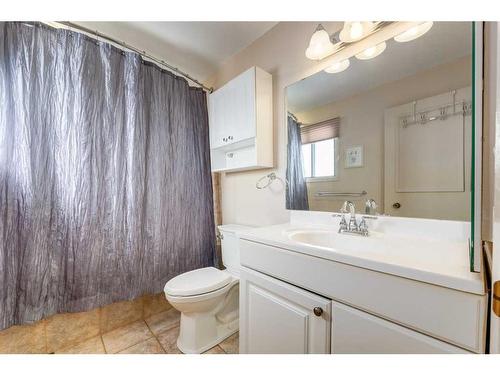 5111 32 Avenue Sw, Calgary, AB - Indoor Photo Showing Bathroom