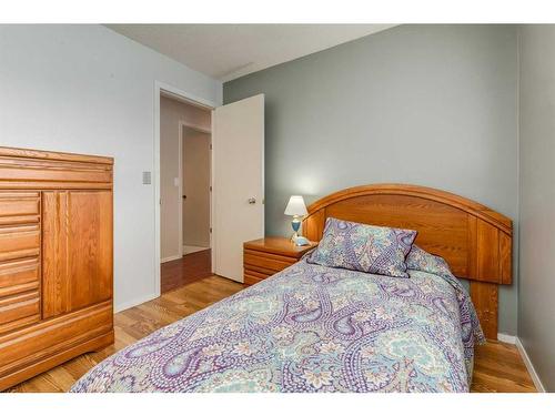 5111 32 Avenue Sw, Calgary, AB - Indoor Photo Showing Bedroom