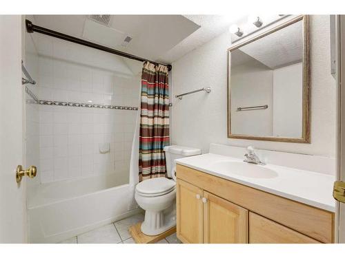 5111 32 Avenue Sw, Calgary, AB - Indoor Photo Showing Bathroom