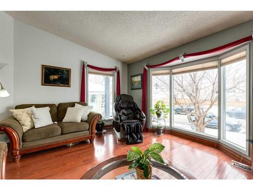 5111 32 Avenue Sw, Calgary, AB - Indoor Photo Showing Living Room