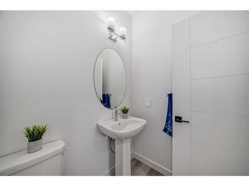 37 Legacy Glen Point Se, Calgary, AB - Indoor Photo Showing Bathroom