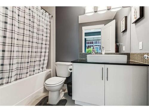 5-43 West Coach Manor Sw, Calgary, AB - Indoor Photo Showing Bathroom