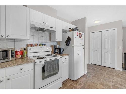 207-1010 Railway Street, Crossfield, AB - Indoor Photo Showing Kitchen