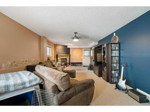 25 Harvest Oak Drive Ne, Calgary, AB - Indoor Photo Showing Living Room