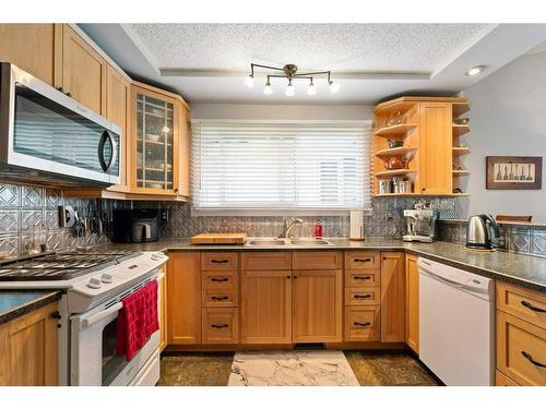 71 Cedargrove Place Sw, Calgary, AB - Indoor Photo Showing Kitchen With Double Sink