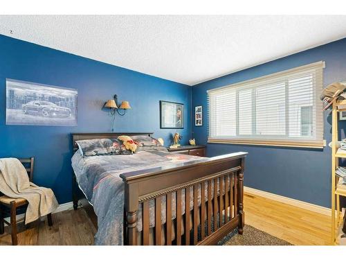 71 Cedargrove Place Sw, Calgary, AB - Indoor Photo Showing Bedroom