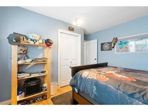 71 Cedargrove Place Sw, Calgary, AB - Indoor Photo Showing Bedroom
