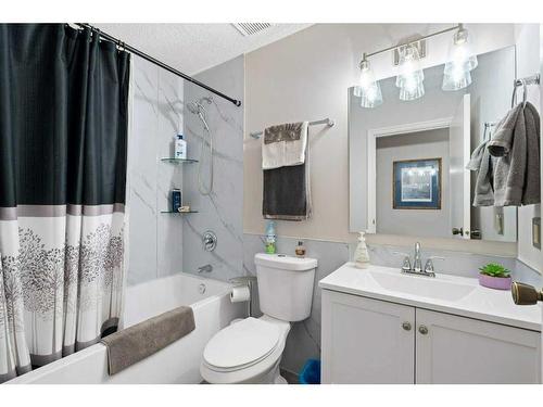 71 Cedargrove Place Sw, Calgary, AB - Indoor Photo Showing Bathroom