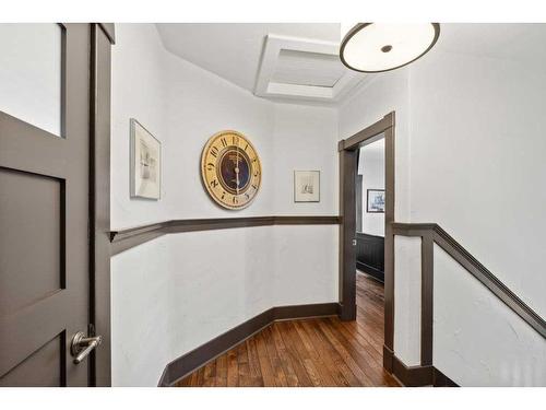 3219 Elbow Drive Sw, Calgary, AB - Indoor Photo Showing Bedroom