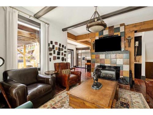 3219 Elbow Drive Sw, Calgary, AB - Indoor Photo Showing Living Room