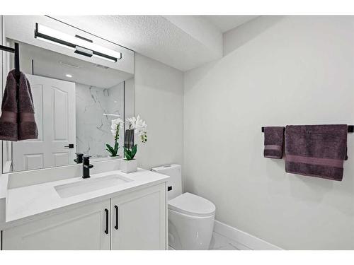 436 Woodbriar Place Sw, Calgary, AB - Indoor Photo Showing Bathroom