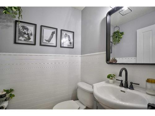 31 Cranfield Manor Se, Calgary, AB - Indoor Photo Showing Bathroom