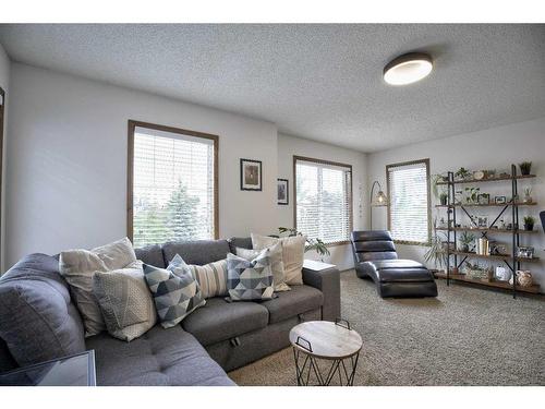 31 Cranfield Manor Se, Calgary, AB - Indoor Photo Showing Living Room