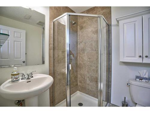 31 Cranfield Manor Se, Calgary, AB - Indoor Photo Showing Bathroom