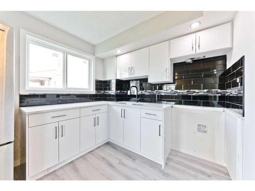 27 Erin Meadows Court Se, Calgary, AB - Indoor Photo Showing Kitchen