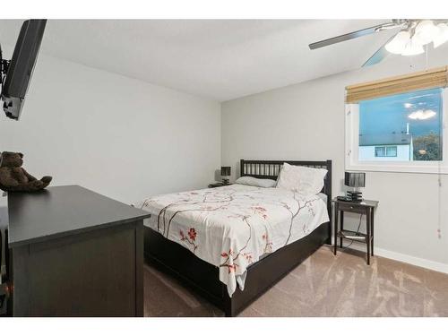 44-100 Pennsylvania Road Se, Calgary, AB - Indoor Photo Showing Bedroom