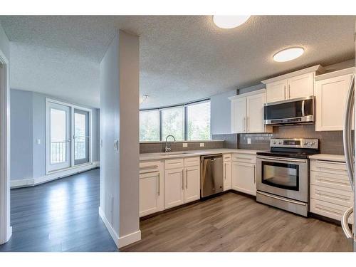 344-7030 Coach Hill Road Sw, Calgary, AB - Indoor Photo Showing Kitchen