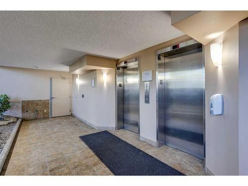 344-7030 Coach Hill Road Sw, Calgary, AB - Indoor Photo Showing Other Room