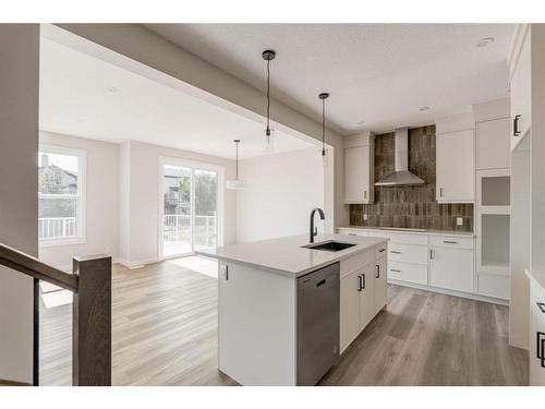 207 Silver Spruce Grove Sw, Calgary, AB - Indoor Photo Showing Kitchen