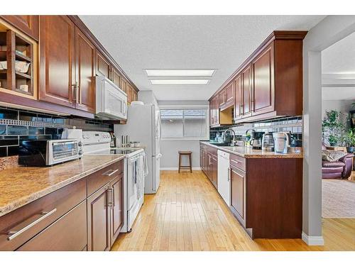 608 104 Avenue Sw, Calgary, AB - Indoor Photo Showing Kitchen